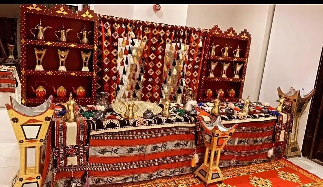 قهوجي الرياض يستخدم أدوات القهوة العربية التراثية