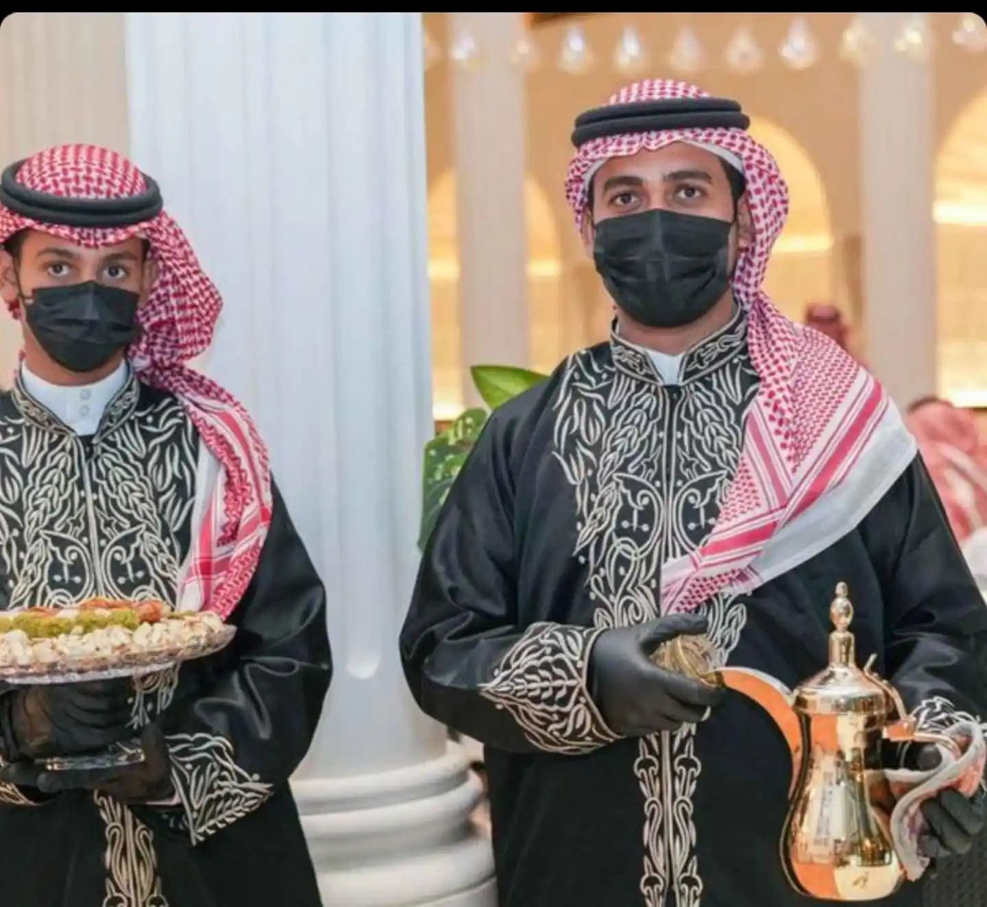 قهوجي سعودي متخصص في الضيافة العربية الأصيلة بالرياض